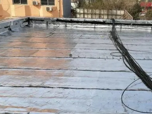 托里卫生间漏水维修公司分享下托里屋面楼顶防水刚性防水层施工要点。